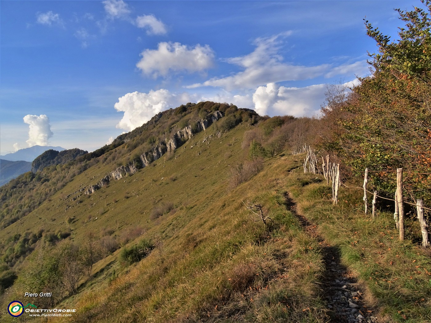 67 In discesa dal Castel Regina sul sent. 596 per il Pizzo Cerro  in cresta tra Val Brembana e Val Brembilla .JPG